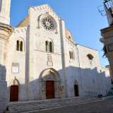 L�itinerario tocca poi Bitetto, dove fa tappa alla cattedrale di San Michele Arcangelo, edificata tra XI e XII secolo, e prosegue verso l�altopiano delle Murge